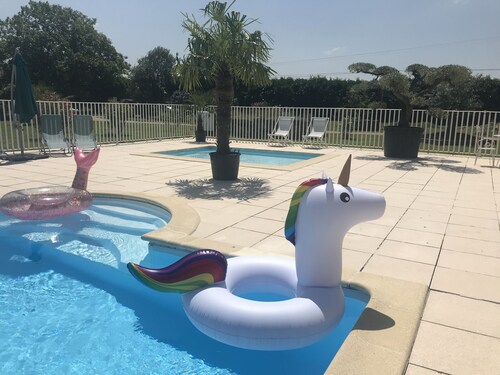 Charentaise avec piscine à 25 minutes des plages