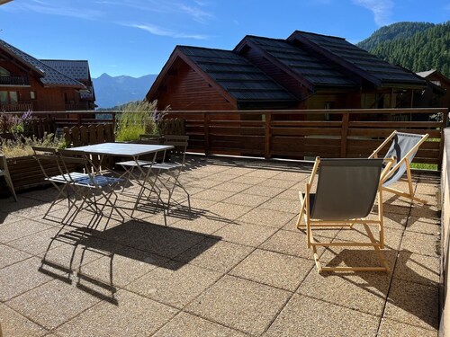 joli appartement et sa grande terrasse avec un accès direct aux pistes