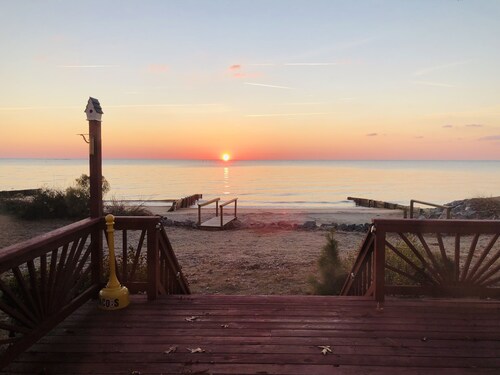 BEACH COTTAGE BY THE SEA....