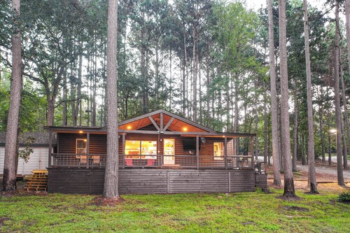 Lakefront Crockett Cabin w/ Boathouse & Kayaks!