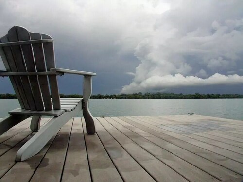 Quiet Waterfront Lakehouse with pier. Kid friendly. Natchez close by.