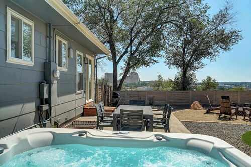 Skyline Overlook! Panoramic Views & Hot Tub!