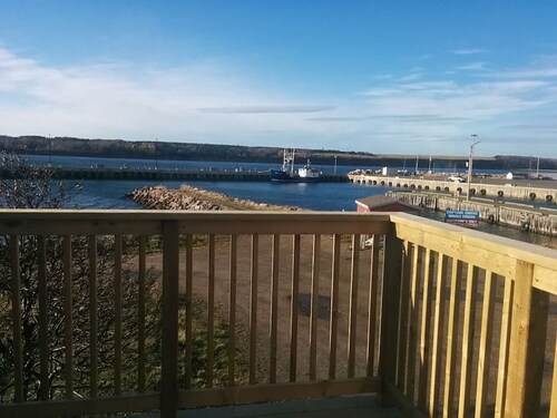 The Upperdeck o the ocean