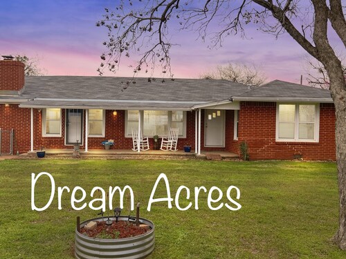 Charming Retreat Pet-Friendly Near SAFB, WF, Hunting, Fishing Adventure nearby.