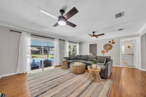 4 BR 2 BA + Private Pool + Pickleball Fun