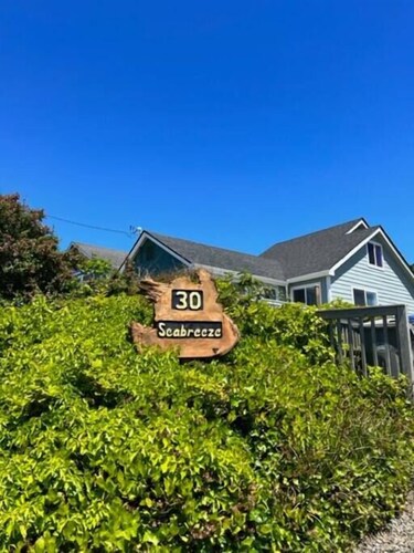 Seabreeze-Dog Friendly-Ocean View 4 Bedroom w/Fenced Yard
