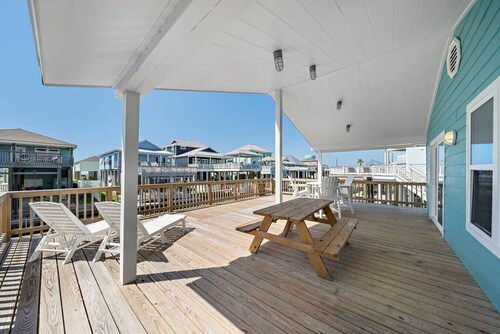 Canalfront Home with Huge Deck, Close to the Beach