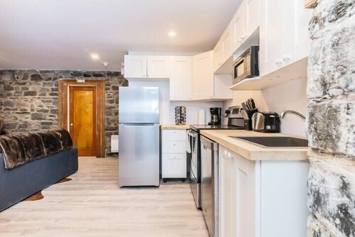 Modern Meets Rustic - 2 Bdrm Old Quebec