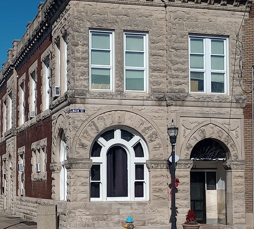The Vault  / Historical 1800s Bank 7min Off I-64. Downtown Main street