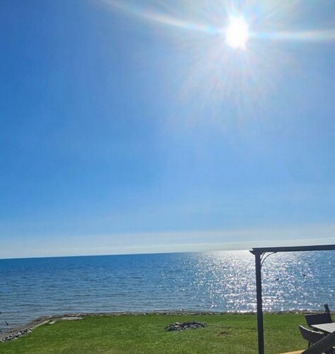 Welcome to Selkirk Oasis - Your Lakefront Getaway!