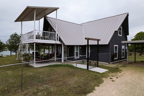 Lakefront Waters Edge Lake House/Huge Boat Dock/Deep Water/Lakefront Sunsets