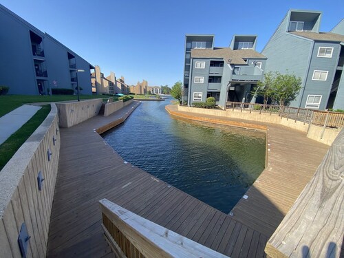 Lovely 2b/2b Condo With Great Lake Conroe View!