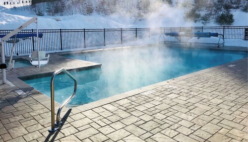 Luxurious Ski-In/Out Kearsarge Brook Condo on Cranmore Mountain