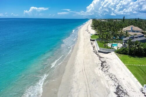 4 bedroom, 6 bed, Heated Pool, Walk to Ocean, Game Room!