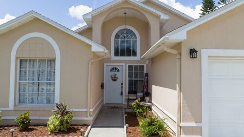 Cheerful three bedroom home with Heated Pool in Kissimmee, Florida