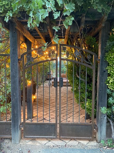 Gated Estate- Lake, Vineyard and Barn View Cottage
