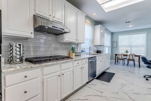 Big family-sized lovely traditional house. 14 minutes to DFW Airport!