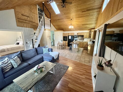 Lake View Cottage w/dock on LAKE ISLE AB -kayak & canoe, fireplace, 45min to Edm