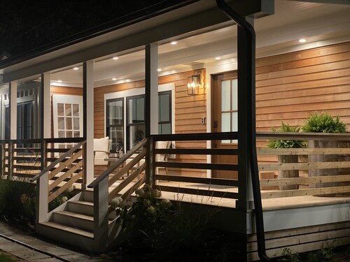 Completely Redone Private Modern Beauty-5 minutes to Dune Road beaches