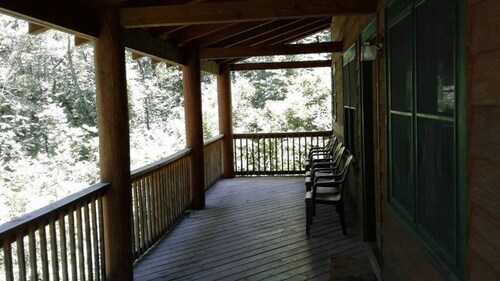 FIVE POINTS~LAKE HAMILTON: Cabin#F ~ 2 Story, 3BR w/Queen Beds,  Futons in LR & Loft, Full Kitchen, Breakfast "Fixins" Provided, 2 Baths (Upstairs has Jetted Tub), Large Covered Porch, Right by the Water