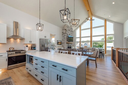 Luxury Lake Escape  w/Lake Access & Indoor Pool