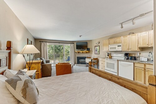 Enchanting mountainside studio with pool, hot tub, sauna, fireplace & balcony