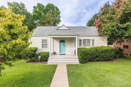 Cozy Bungalow convenient to U of R & shops of Libbie & Grove!