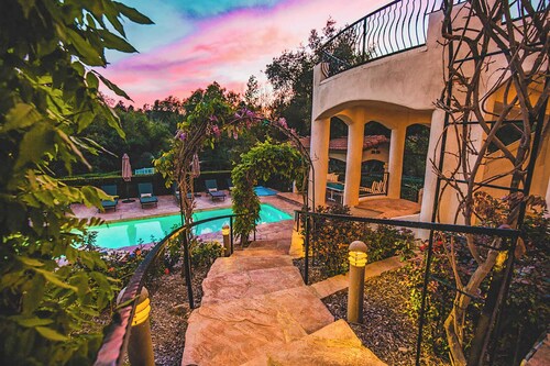 De Luz by Avantstay 5 Acre Estate w/ Lake, Pool & Hot Tub