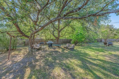 Golden Cottage ~ .5 mile to A&M