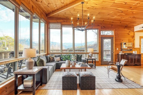 Chestnut by Avantstay Mountain Cabin w/ Treetop Views, Hot Tub & Game Room!