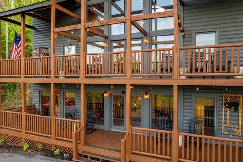 Hottub, Sauna, Pool Table, Views Mins to Downtown Gatlingburg Hollow's Haven