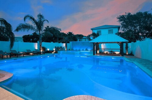 Monarch by Avantstay Stunning Estate 1 Block to Beach, Swim Up Bar, Hot Tub, & Rooftop Views