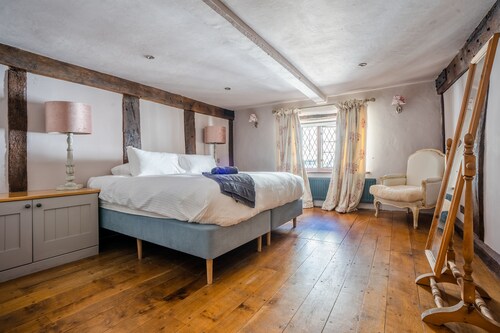 Remarkable 4-bed Cottage in Cearleon