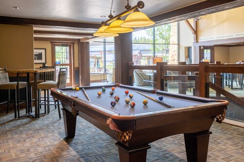 Twin Chutes by Avantstay Beautiful Ski in Ski out Condo w/ Access to Hot Tub & Gym