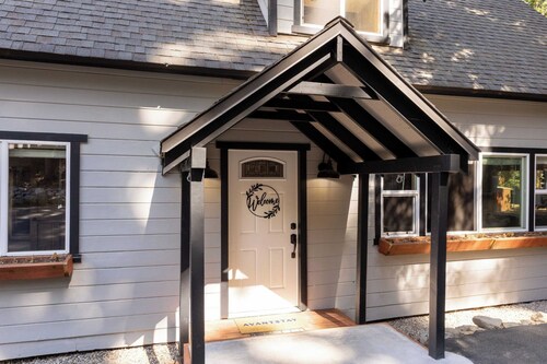 Sweet Pine Deck + Hot Tub, Cozy Modern Interior Close to Ski Resort!