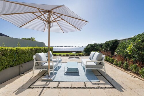 Waterfront King Bed Courtyard Apartment
