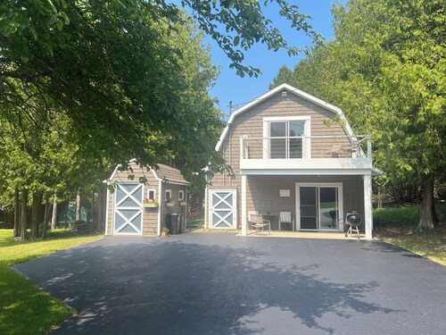 Cozy affordable cottage near shopping, restaurants and trail access!