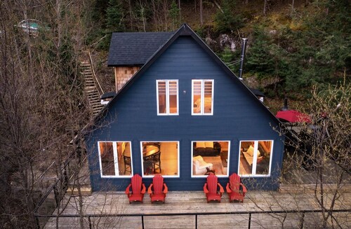 Secluded Lakeside Retreat with Scenic Views (Hot Tub & Sauna)