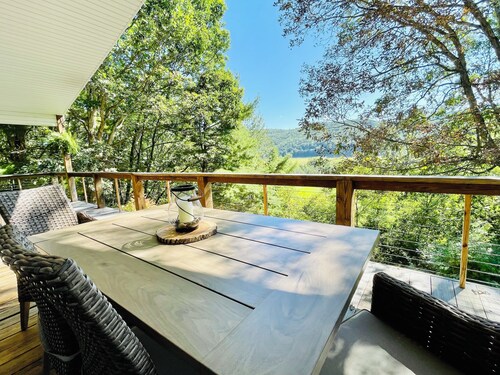 Cozy, 3 Bed, 2.5 Bath, WV mountain escape w/ hot tub, fireplace, mountain view