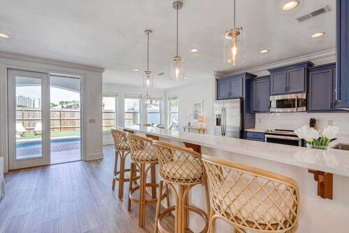 Sleeps 20, Private Pool, Putting Green, Walk to Beach Vitamin Sea by Avantstay