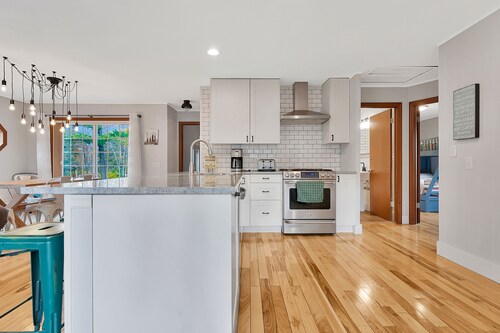 Spacious, airy home near Little Glen Lake with gas grill, deck, and new firepit