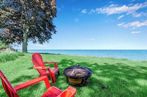 Lake Front Private Retreat near Niagara Falls with 5 bedrooms,3.5 bathrooms