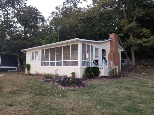 Cozy Lakeside Cottage