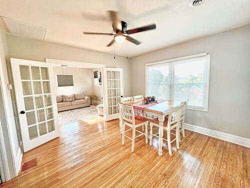 Very Clean, Modern Cottage with Hot Tub!