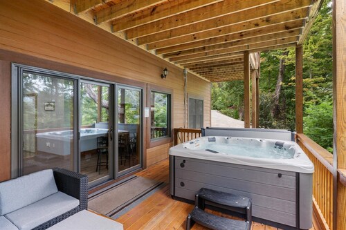 Fall Special! 3290 sq. ft. Cabin with 2 Master Suites, Hot tub, Fireplace, Etc.