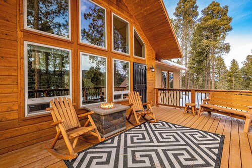 Pet friendly with gated deck! Bike wash & storage, fireplace, firepit, garage