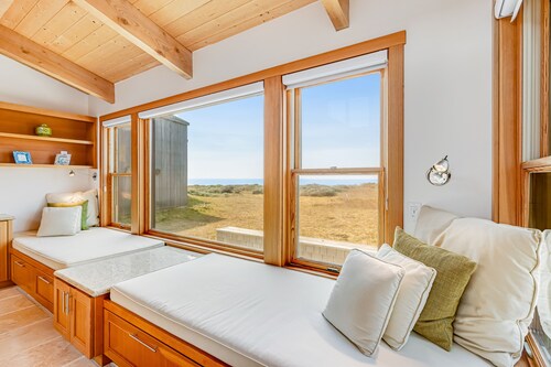 Oceanfront home with private hot tub, beautiful courtyard & shared pools/saunas