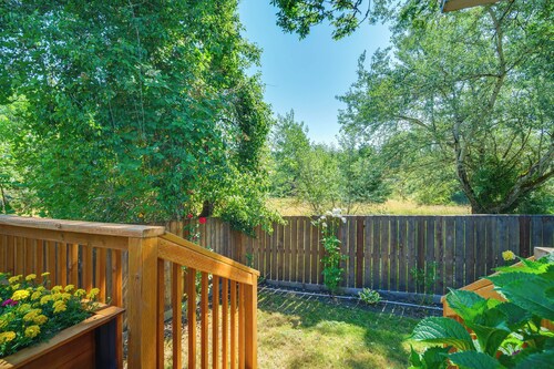 Cozy Roseburg Home w/ Fire Pit + Gas Grill!