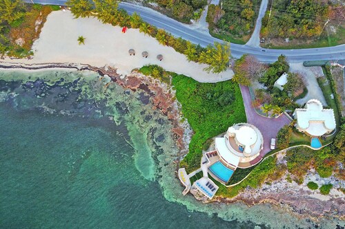 Castle Guesthouse: Cozy Guest Cottage w/ Private Pool and Deck with Ocean Views!