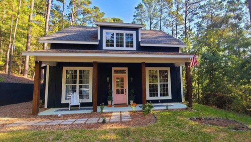 Charming Cottage with direct access to Lake Livingston!